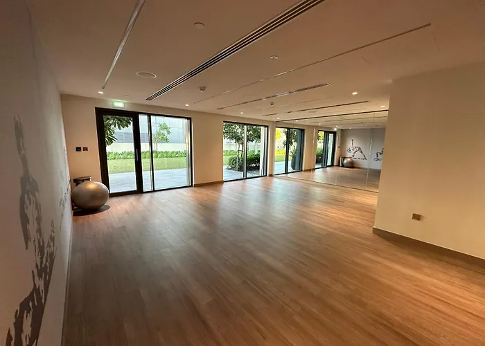 Direct Burj Khalifa Views / 5 Min Walk From Dubai Mall / Designer Choice / 6 People / New Building / Balcony