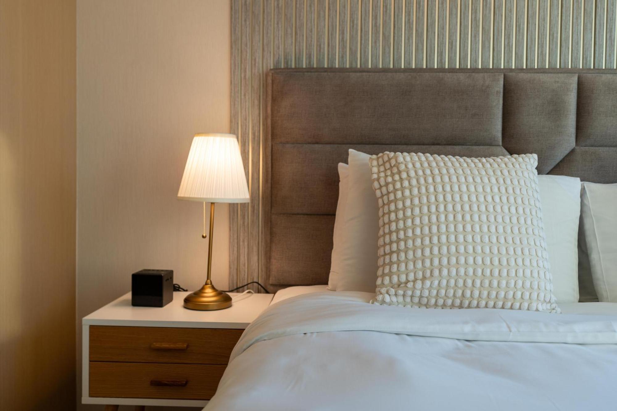 Apartment Direct Burj Khalifa Views / 5 Min Walk From Mall / Designer Choice / 6 People / New Building / Balcony Dubai