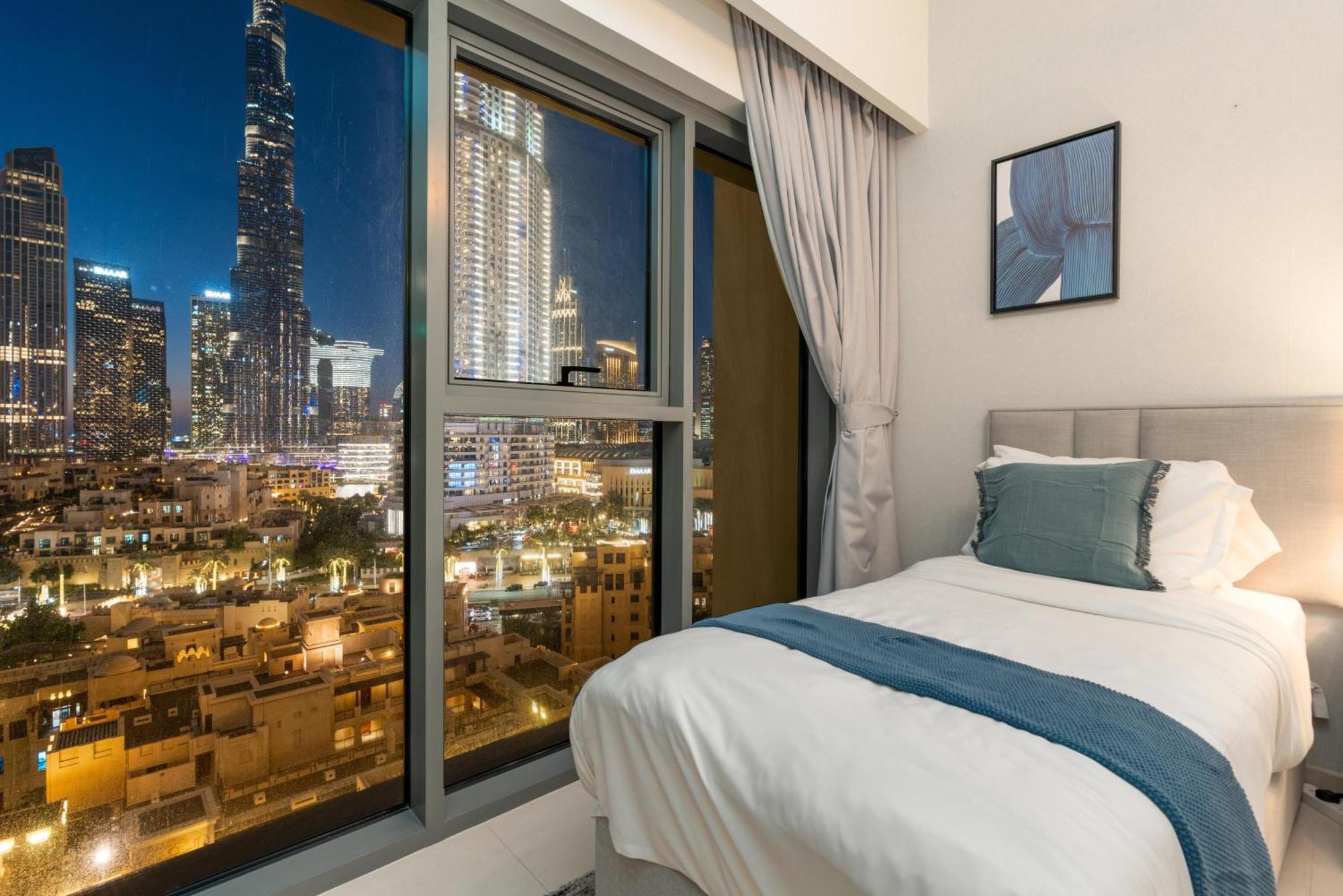 Apartment Direct Burj Khalifa Views / 5 Min Walk From Mall / Designer Choice / 6 People / New Building / Balcony *