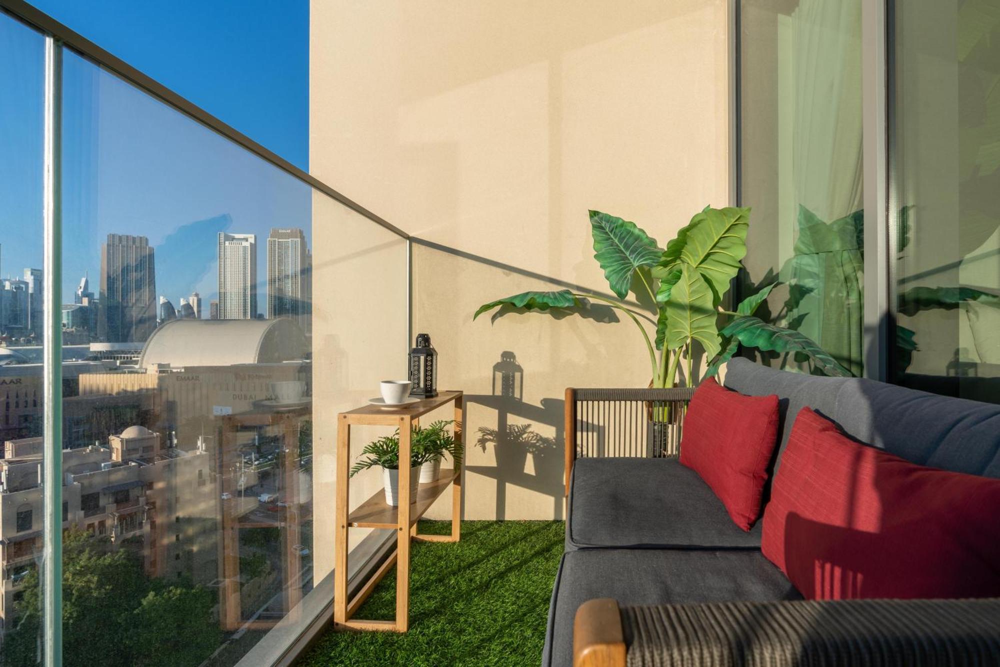 Direct Burj Khalifa Views / 5 Min Walk From Mall / Designer Choice / 6 People / New Building / Balcony Apartment Dubai