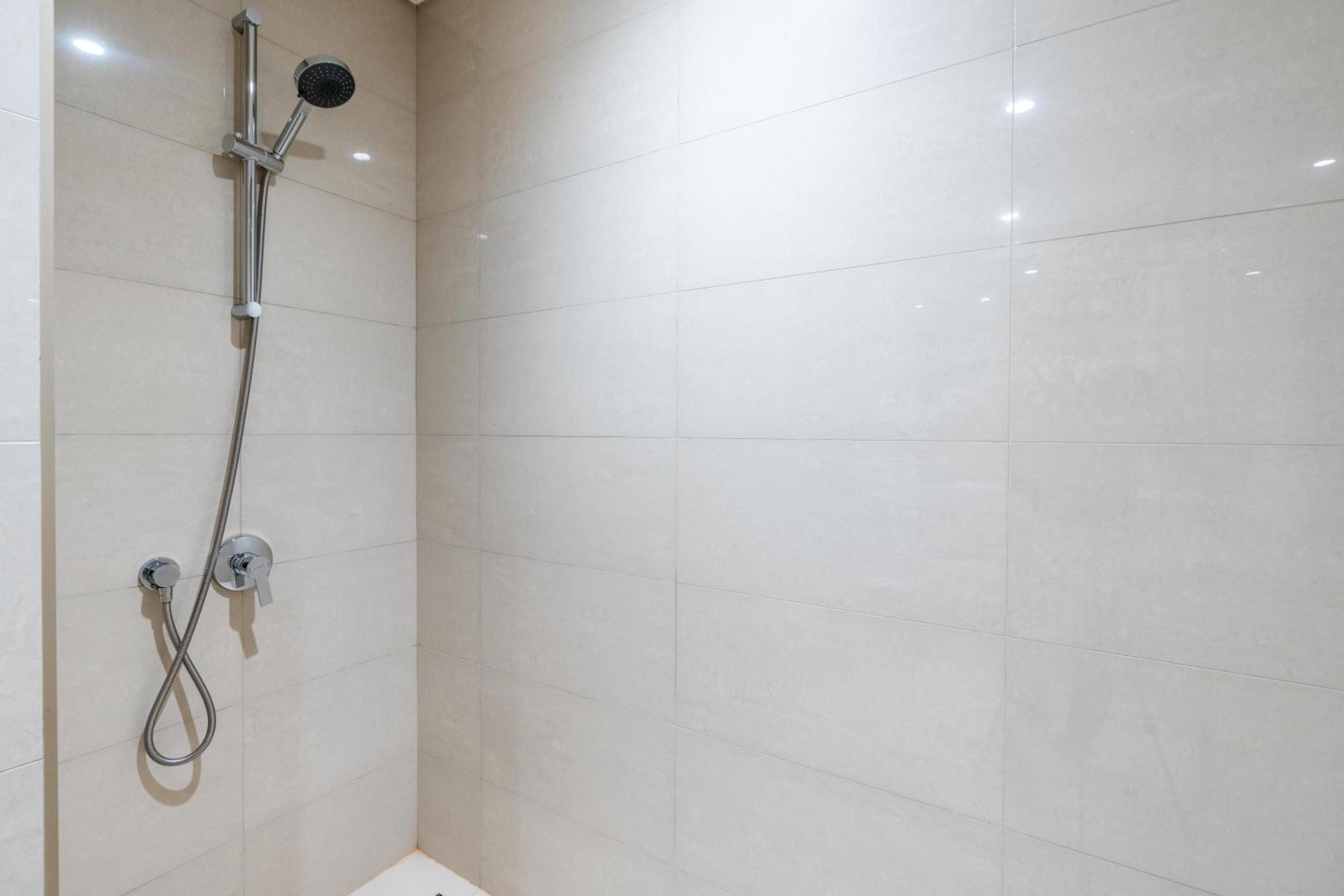 Apartment Direct Burj Khalifa Views / 5 Min Walk From Mall / Designer Choice / 6 People / New Building / Balcony *