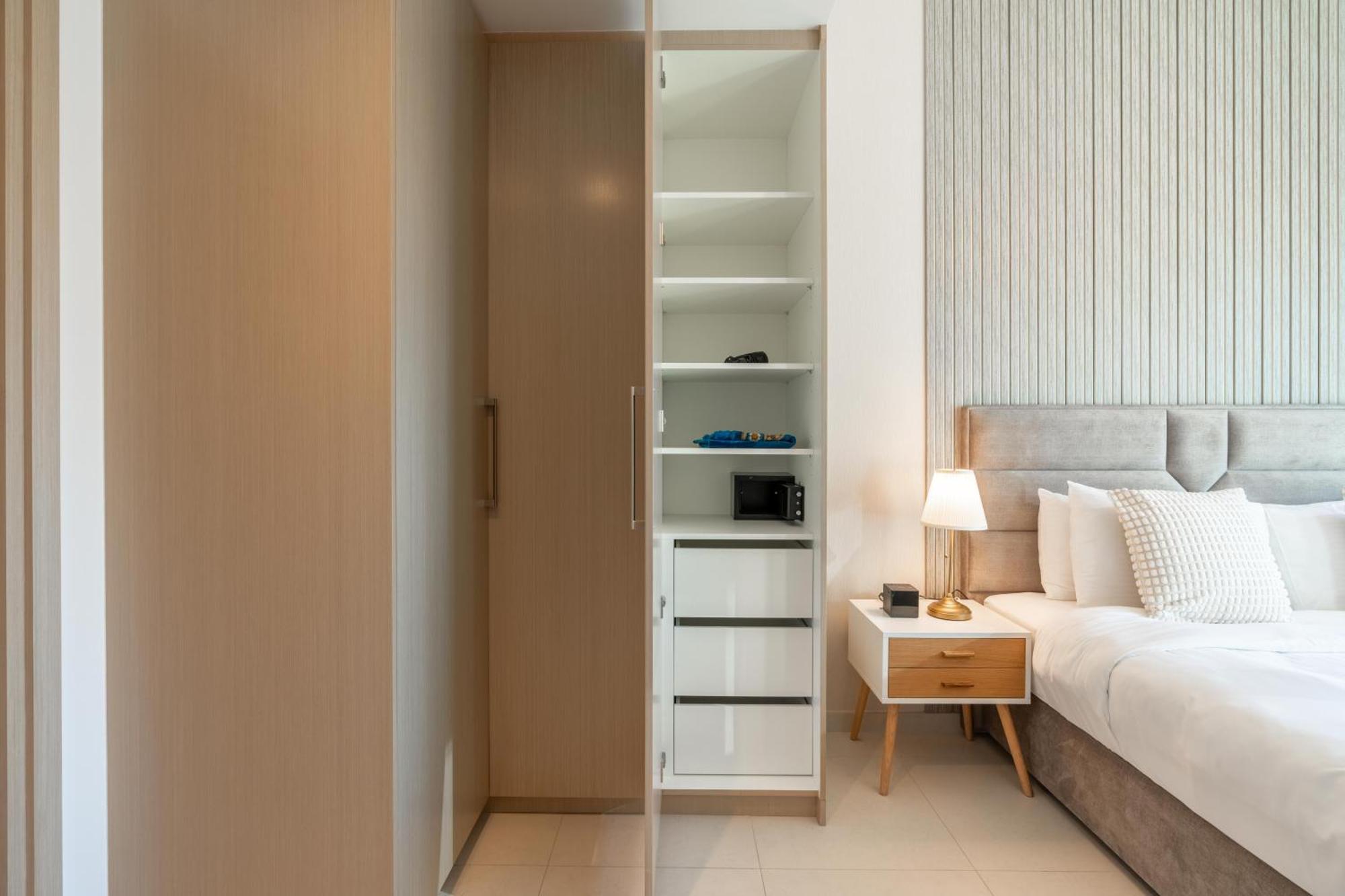 Direct Burj Khalifa Views / 5 Min Walk From Mall / Designer Choice / 6 People / New Building / Balcony Apartment *