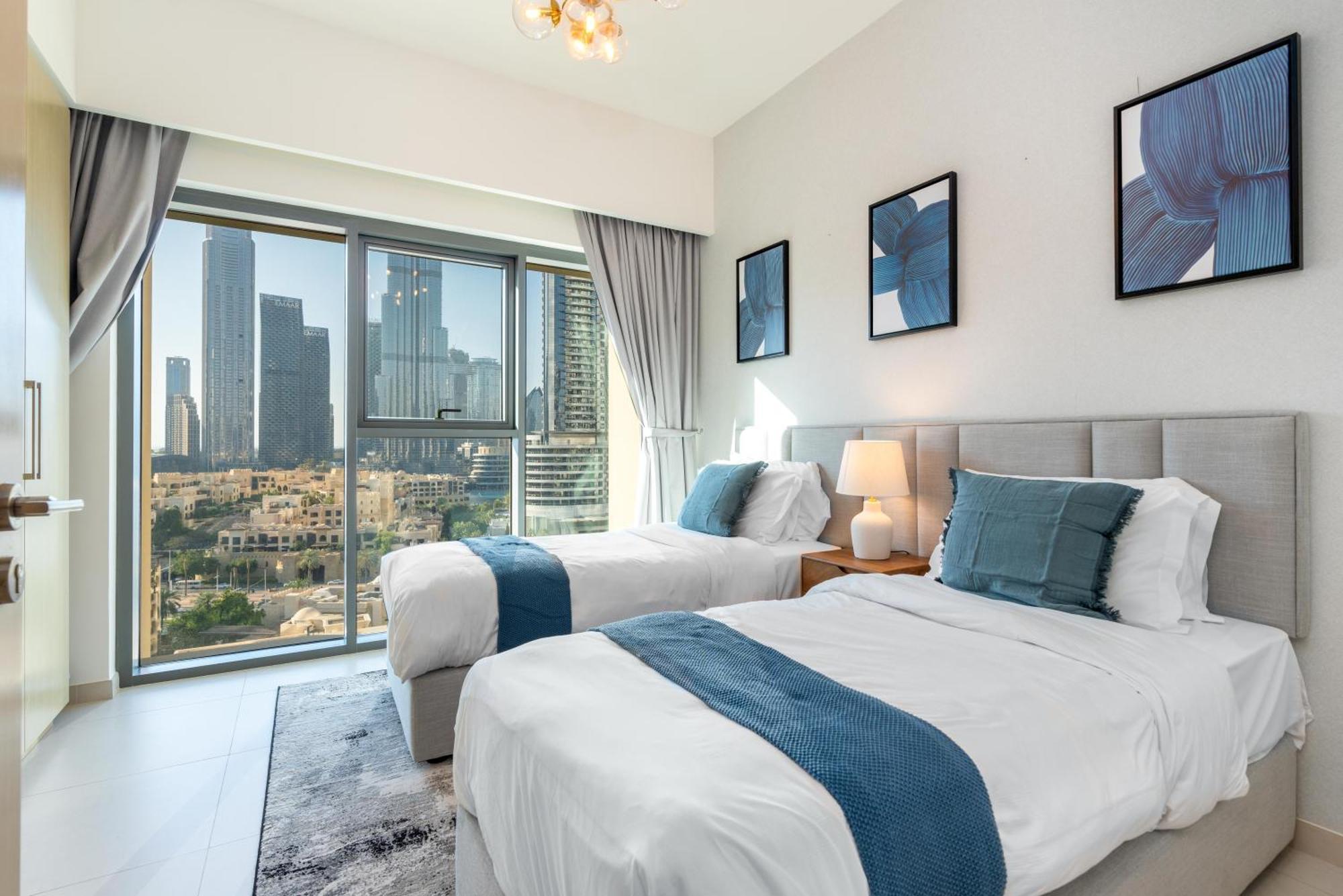 Apartment Direct Burj Khalifa Views / 5 Min Walk From Mall / Designer Choice / 6 People / New Building / Balcony *
