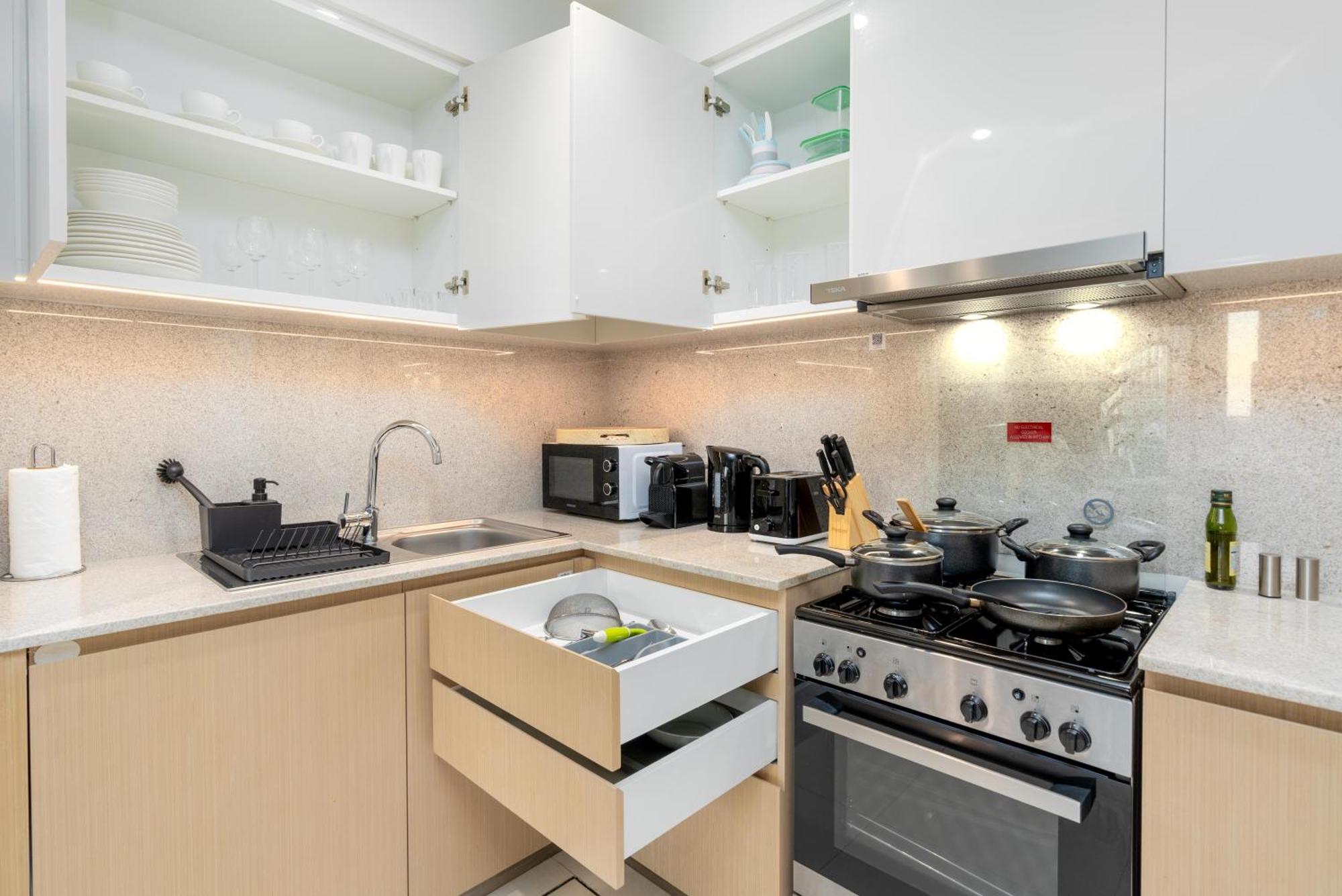 Direct Burj Khalifa Views / 5 Min Walk From Mall / Designer Choice / 6 People / New Building / Balcony