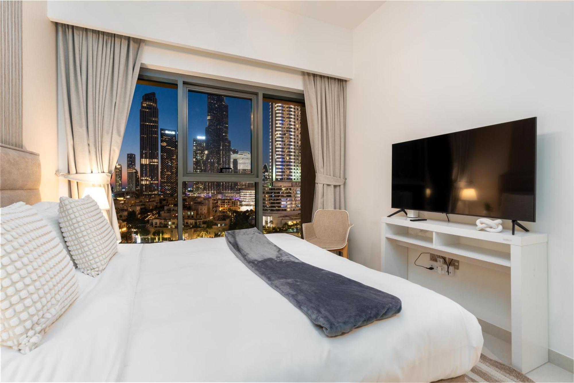 Direct Burj Khalifa Views / 5 Min Walk From Mall / Designer Choice / 6 People / New Building / Balcony Apartment *