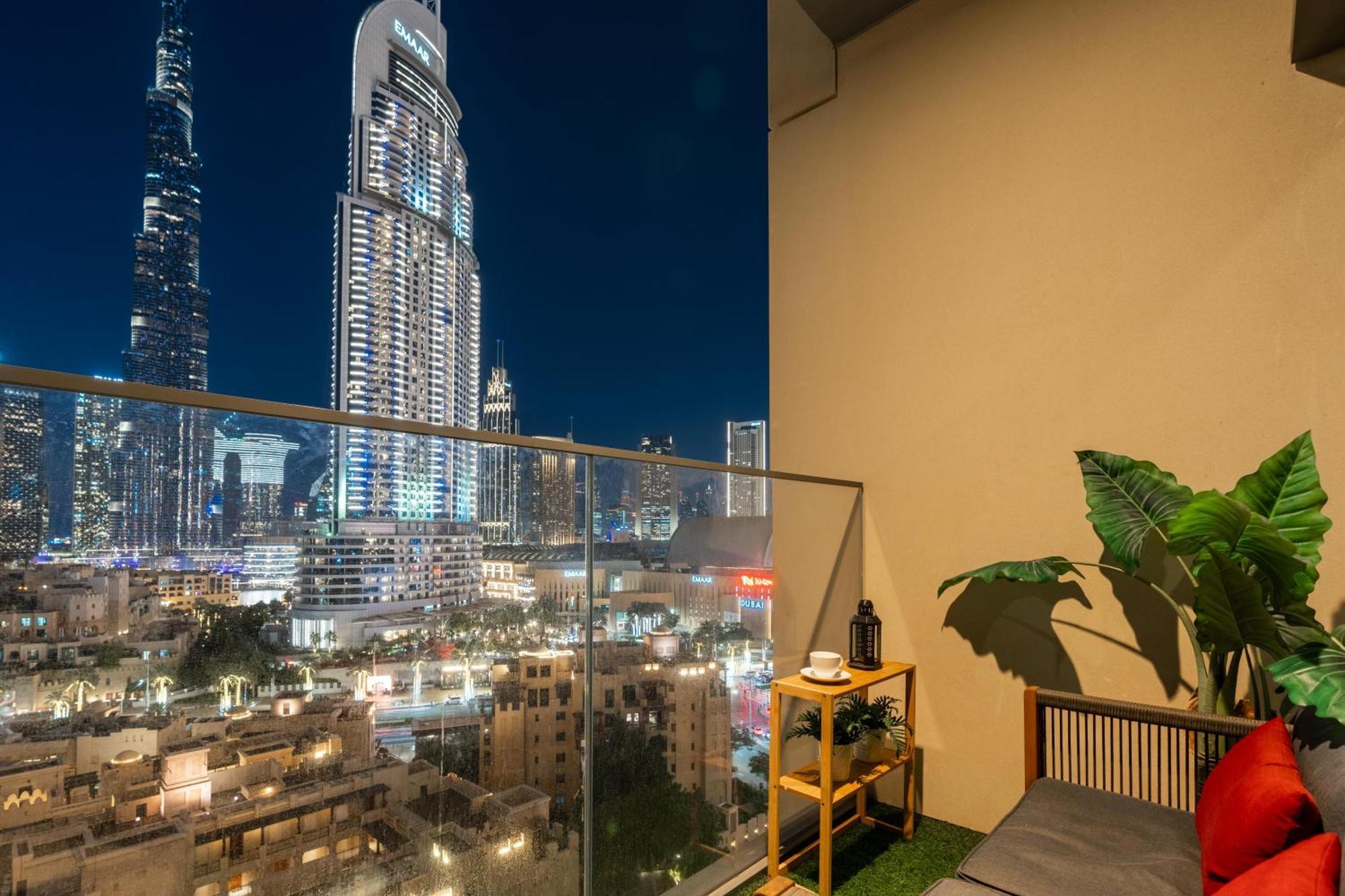 Direct Burj Khalifa Views / 5 Min Walk From Mall / Designer Choice / 6 People / New Building / Balcony Apartment Dubai