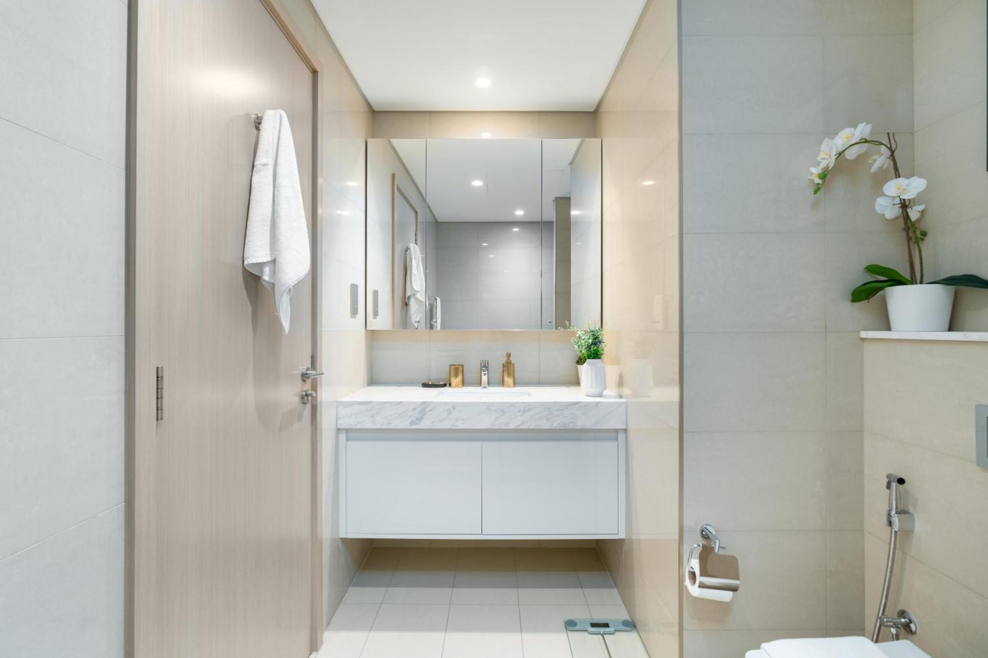 Direct Burj Khalifa Views / 5 Min Walk From Mall / Designer Choice / 6 People / New Building / Balcony * Dubai