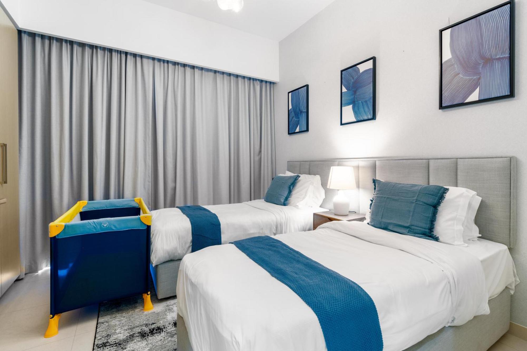 Apartment Direct Burj Khalifa Views / 5 Min Walk From Mall / Designer Choice / 6 People / New Building / Balcony