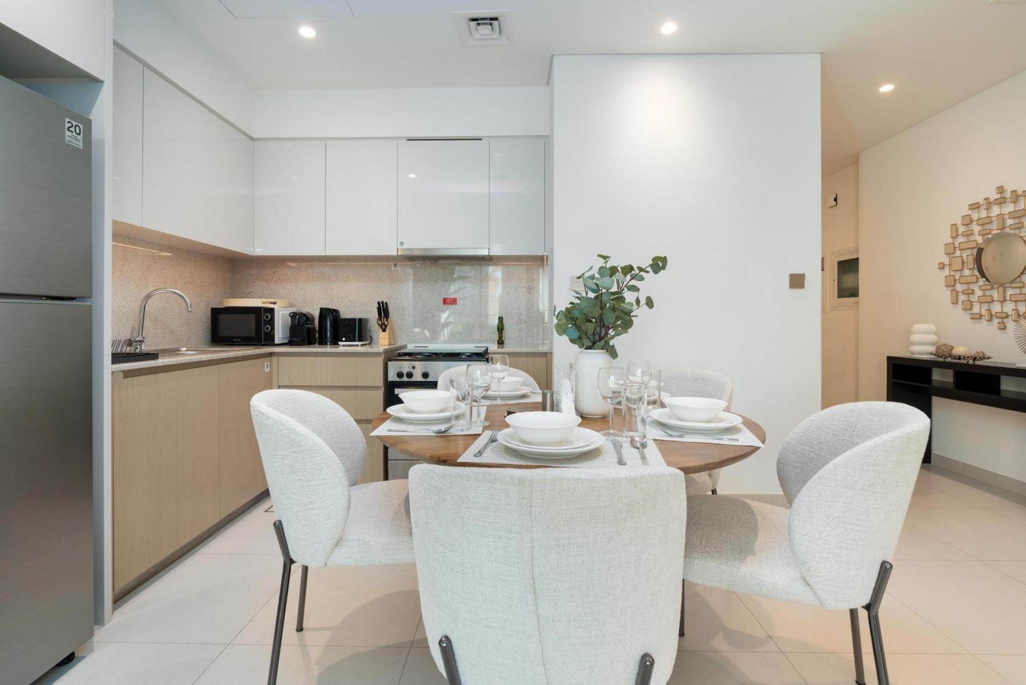 Apartment Direct Burj Khalifa Views / 5 Min Walk From Mall / Designer Choice / 6 People / New Building / Balcony *