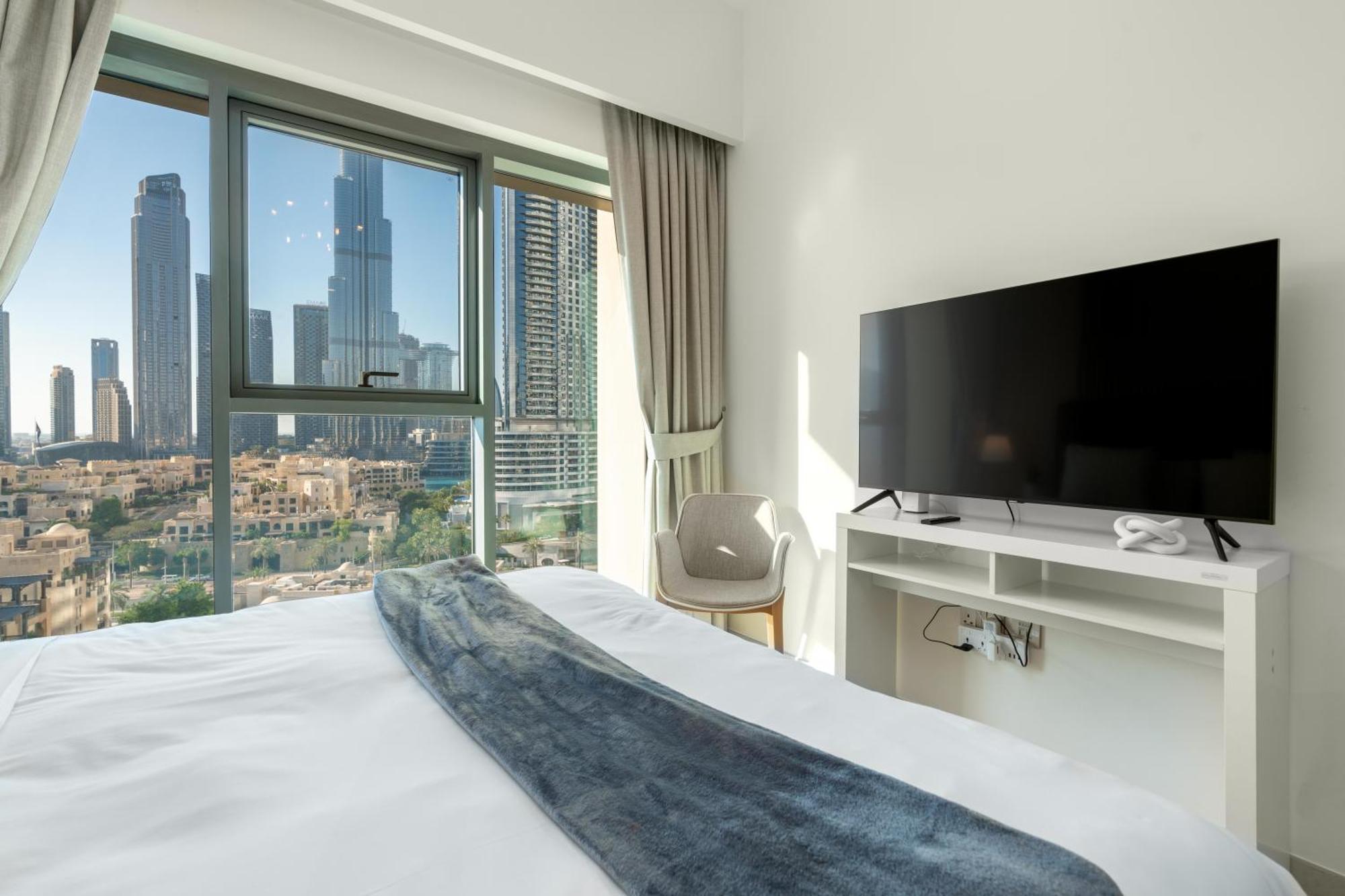 Direct Burj Khalifa Views / 5 Min Walk From Mall / Designer Choice / 6 People / New Building / Balcony Apartment Dubai