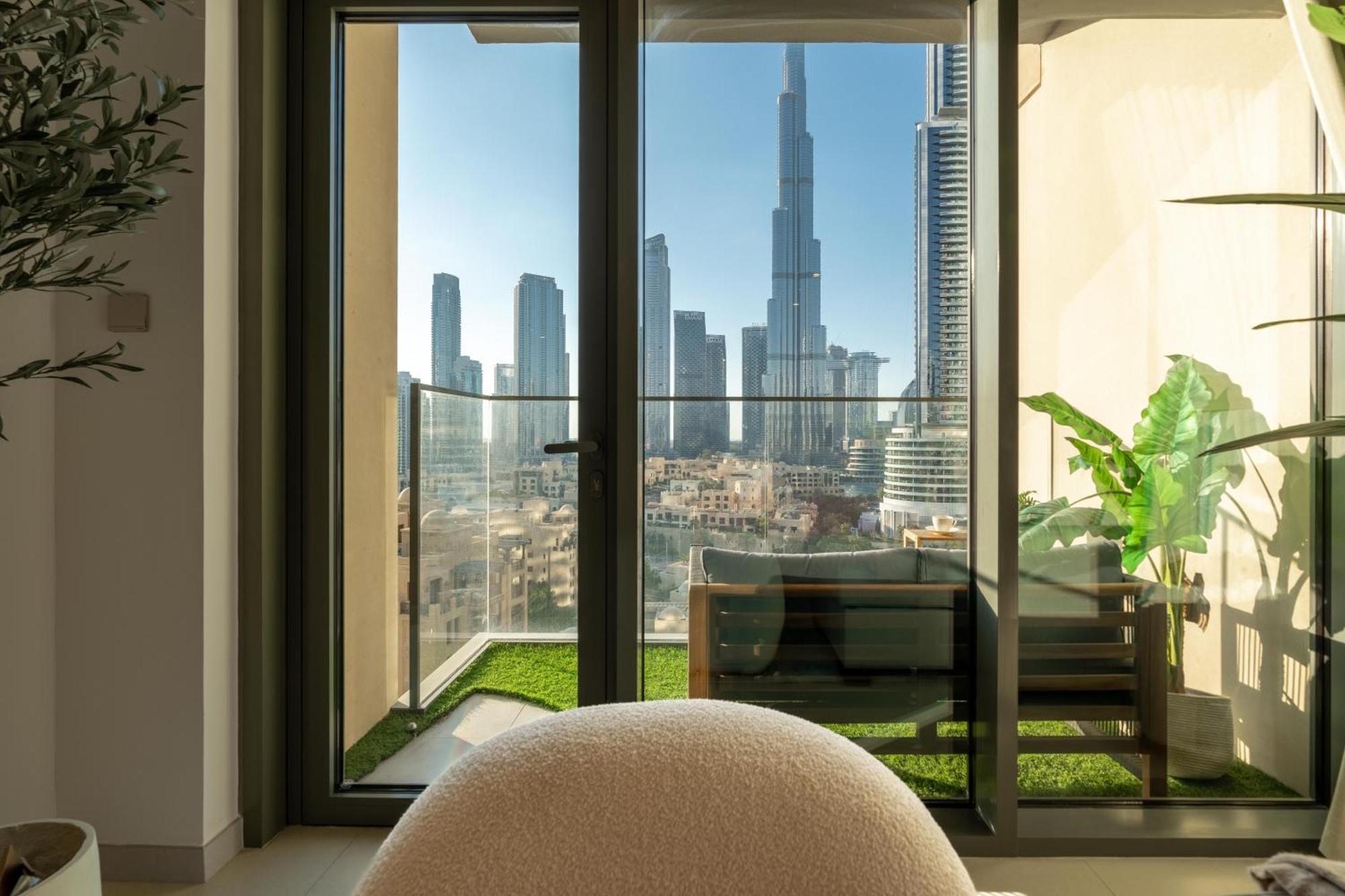 Apartment Direct Burj Khalifa Views / 5 Min Walk From Mall / Designer Choice / 6 People / New Building / Balcony *