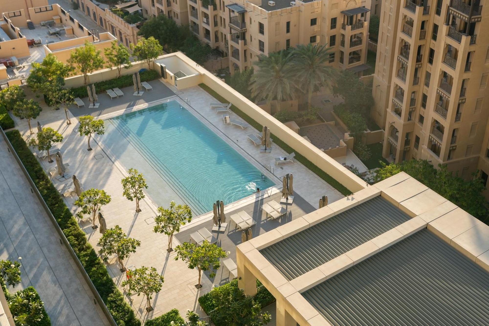 Direct Burj Khalifa Views / 5 Min Walk From Mall / Designer Choice / 6 People / New Building / Balcony *
