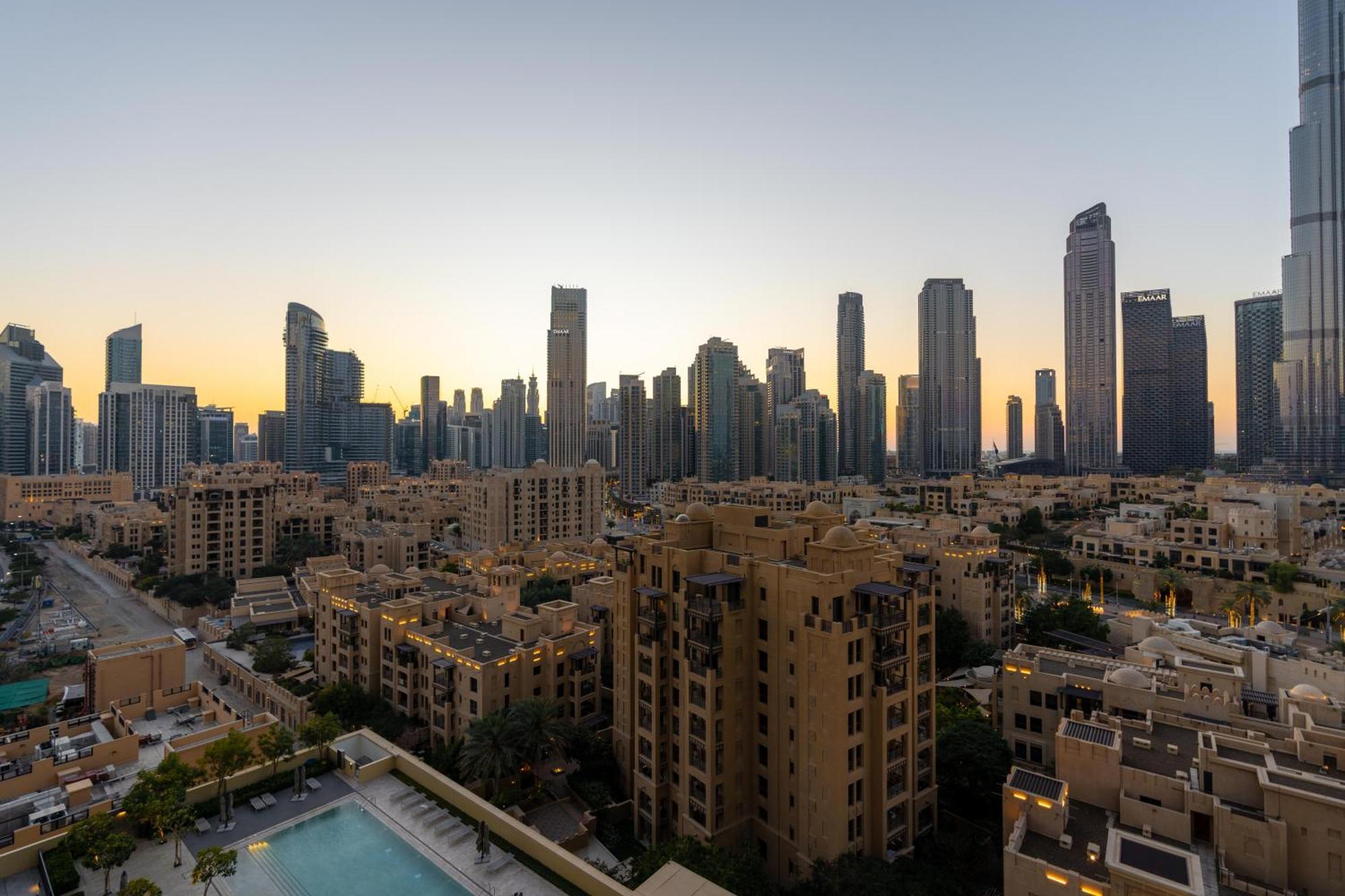 Direct Burj Khalifa Views / 5 Min Walk From Mall / Designer Choice / 6 People / New Building / Balcony * Dubai